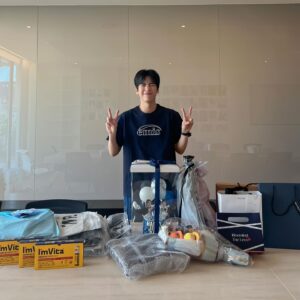 Moon Ji-hoo Instagram - 생일 축하 고마워요🫶🏻
요즘 느끼는건데 
별 탈없이 이렇게 생일을 즐기면서 보낼 수 있는 것도 
큰 행복이라고 생각합니다
한살 한살 나이가 들수록 
지금 이 순간을 즐길 수 있는 행복을 알게 되는거 같아요 
축하해주셔서 진심으로 감사합니다😍