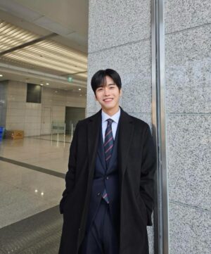 Moon Ji-hoo Instagram - 즐거운 설날이 왔네요~
모두 새해 복 많이 받으시고
해피한 설 보내시기를 바래요
Tmi : 마지막 사진 매니저님이 요즘 유행 짤 해보래서 해봤는데 어때요?ㅎㅎ(기업은행 기업넹?😆)