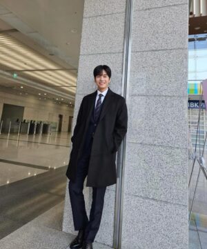 Moon Ji-hoo Instagram - 즐거운 설날이 왔네요~
모두 새해 복 많이 받으시고
해피한 설 보내시기를 바래요
Tmi : 마지막 사진 매니저님이 요즘 유행 짤 해보래서 해봤는데 어때요?ㅎㅎ(기업은행 기업넹?😆)