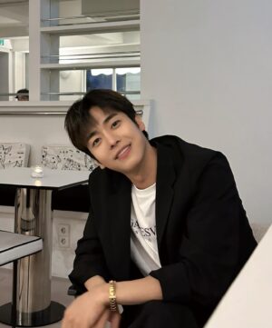 Moon Ji-hoo Instagram - 드디어 머리카락이 자랐다😁