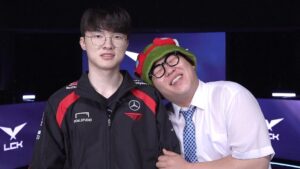 Moon Sang-hoon Instagram - @faker 

버스를 탔을 때, 기사님이 의아한 표정으로 내게 물었다.

"학생, 1명인데 왜 2명 찍어?"

"제 마음 속에는 언제나 페이커가 함께 하고 있어서요"

기사님이 살짝 웃으며 내게 말했다.

"학생, 우리들의 영웅 페이커에게는 요금을 받지 않는단다. 
근데 학생은 2명 몸무게니까 2명 찍는게 맞네.“