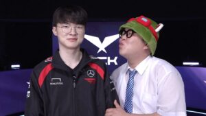 Moon Sang-hoon Instagram - @faker 

버스를 탔을 때, 기사님이 의아한 표정으로 내게 물었다.

"학생, 1명인데 왜 2명 찍어?"

"제 마음 속에는 언제나 페이커가 함께 하고 있어서요"

기사님이 살짝 웃으며 내게 말했다.

"학생, 우리들의 영웅 페이커에게는 요금을 받지 않는단다. 
근데 학생은 2명 몸무게니까 2명 찍는게 맞네.“