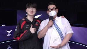 Moon Sang-hoon Instagram - @faker 

버스를 탔을 때, 기사님이 의아한 표정으로 내게 물었다.

"학생, 1명인데 왜 2명 찍어?"

"제 마음 속에는 언제나 페이커가 함께 하고 있어서요"

기사님이 살짝 웃으며 내게 말했다.

"학생, 우리들의 영웅 페이커에게는 요금을 받지 않는단다. 
근데 학생은 2명 몸무게니까 2명 찍는게 맞네.“