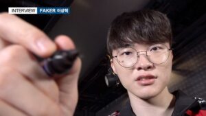 Moon Sang-hoon Instagram - @faker 

버스를 탔을 때, 기사님이 의아한 표정으로 내게 물었다.

"학생, 1명인데 왜 2명 찍어?"

"제 마음 속에는 언제나 페이커가 함께 하고 있어서요"

기사님이 살짝 웃으며 내게 말했다.

"학생, 우리들의 영웅 페이커에게는 요금을 받지 않는단다. 
근데 학생은 2명 몸무게니까 2명 찍는게 맞네.“