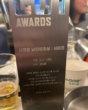 Moon Sang-hoon Instagram - 2016년 3월에 진혁이랑 처음 카메라 사고 그 앞에 처음으로 서봤던 기억이 생생한데요 시간이 흘러 이런 날도 왔어요 처음 카메라 앞에 섰던 그날도 오늘도 잊지 못할 것 같아요 모두 다 여러분 덕입니다 제가 김루리 역을 연기할 때 가장 큰 도움을 주신 분이 있는데요 하늘에 계신 우리 엄마에게 이 상을 바치고 싶습니다 모두 건강하세요 고맙습니다 엄마 보고 싶어요