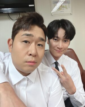 Moon Se-yoon Instagram - 코빅엔 조수봉! 🖐🏼
1박2일은 나수봉! 🖐🏼
#코미디빅리그 #1박2일
 #조수봉 #나수봉