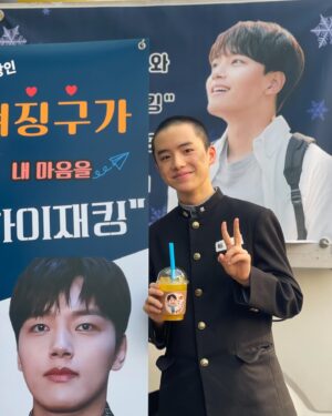 Moon Woo-jin Instagram - 용대형과 대기중
아역배우 이미지 그대로 너무나 친철하신 진구형~♥️
용대와 한봉이 케미보러 당장 극장으로🏃🏻💨

🎬 하이재킹 #Hijack 1971 

#하이재킹 #절찬상영중
#김성한 감독님
#하정우 #여진구 #성동일 #채수빈