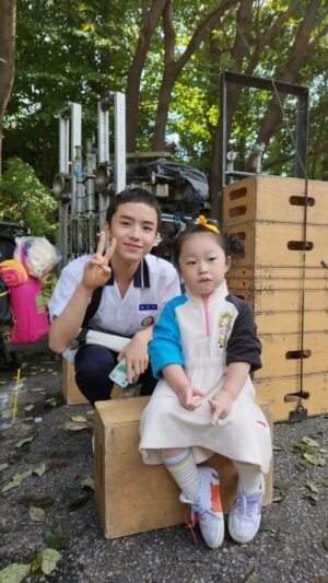 Moon Woo-jin Instagram - 태희공주님께 싸인받던 날🤭
‘히어로는 아닙니다만’✌🏻

🔜 JTBC 토일드라마 <히어로는 아닙니다만>
 매주 [토 일] 밤 10시 30분