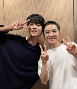 Moon Woo-jin Instagram - 무인도의 디바 촬영 뒷풀이❤️ 
우진이는 오늘 좋은 말씀도 많이 듣고 멋진 배우님들, 촬영관계자분들과 잊지못할 저녁 시간을 가졌습니다.
선물 증정식 시간에는 은빈 배우님이 준비하신 선물을 저희가 받게되어 행복 100배가 되었네요~😍😍😍
많은 분들과의 추억사진은 사진첩에 꼭꼭 넣어 잘 보관하겠습니다🥰

🔹<무인도의 디바>🔹
#tvN
#[토일] 밤 9:20 
#무인도의디바 
#CastawayDiva 
#TVING
#netflix