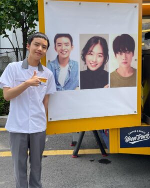 Moon Woo-jin Instagram - 우진이가 무더운 여름날 촬영을 행복하게 할수 있었던 이유🥰

kbs 드라마스페셜 ‘폭염주의보’의 추억♥️

wavve에서도 볼수 있으니 많은 시청 부탁드립니다🥰

#KBS
#폭염주의보
#장민석 감독님
#문우진 김이준
#박서경 한여름
#최현진 정지욱