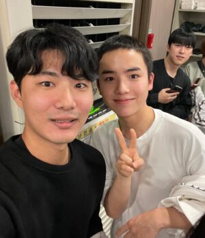 Moon Woo-jin Instagram - 무인도의 디바 촬영 뒷풀이❤️ 
우진이는 오늘 좋은 말씀도 많이 듣고 멋진 배우님들, 촬영관계자분들과 잊지못할 저녁 시간을 가졌습니다.
선물 증정식 시간에는 은빈 배우님이 준비하신 선물을 저희가 받게되어 행복 100배가 되었네요~😍😍😍
많은 분들과의 추억사진은 사진첩에 꼭꼭 넣어 잘 보관하겠습니다🥰

🔹<무인도의 디바>🔹
#tvN
#[토일] 밤 9:20 
#무인도의디바 
#CastawayDiva 
#TVING
#netflix