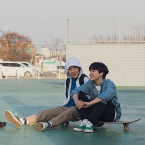 Moon Woo-jin Instagram - 마음이 따뜻해지는 영화♥️ 꼭 보러오세요~🤗
Posted @withregram • @indiefilm__ #어디로가고싶으신가요 #독립영화관
#김희정감독 #김애란 #김애란작가 원작 #바깥은여름
#박하선 #문우진 #김남희 #정민주 #김정철 #전석호 출연

📌독립영화관 KBS1TV 4/19 금요일 밤 11시 30분!

🎬<어디로 가고 싶으신가요> 줄거리
어느 봄날, 갑작스러운 사고로 남편인 ‘도경’을 잃은 ‘명지’는 슬픔에서 벗어나기 위해 폴란드 바르샤바로 잠시 떠난다. 하지만 ‘도경’의 소식을 모르는 대학 동창 ‘현석’과의 재회에 ‘명지’는 낯선 곳에서 불쑥불쑥 남편과의 추억을 마주하게 된다. 한편, 같은 사고로 단짝 친구인 ‘지용’과 이별한 ‘해수’는 곳곳에 남겨진 친구의 빈자리를 느끼며 하나뿐인 동생을 잃고 몸이 마비된 ‘지용’의 누나 ‘지은’을 돕는다. 그러던 중 ‘해수’는 ‘지은’에게 새 편지지와 함께 ‘명지’의 주소를 건넨다. #전주국제영화제 #폐막작

독립영화관은 TV, 모바일 앱 KBS , 웨이브 wavve,
인터넷 http://kbs.co.kr으로 #실시간시청 가능!
#시청각화면해설방송 #화면해설방송

#KBS독립영화관 홈페이지를 방문해
작품에 관한 여러분의 의견을 남겨주시면
독립영화전용관 #인디스페이스 초대권을 드립니다

#같이독립영화 #독립영화 #영화추천
#saveourcinema #모두를응원합니다
#독립영화관을지켜주세요 🎬👍
