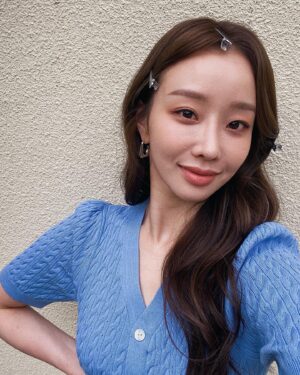 Moon Ye-won Instagram - 귀걸이랑 핀컬핀이랑 깔맞춤했소연
사진 백 장은 찍었는데 못 고르겠소연
#안소연 #얼어죽을연애따위 #ENA
@channel.ena.d