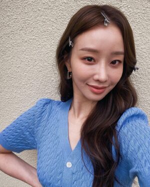 Moon Ye-won Instagram - 귀걸이랑 핀컬핀이랑 깔맞춤했소연
사진 백 장은 찍었는데 못 고르겠소연
#안소연 #얼어죽을연애따위 #ENA
@channel.ena.d