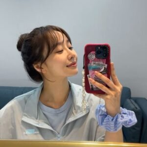 Moon Ye-won Instagram - 자연광 있다 없다 🌗