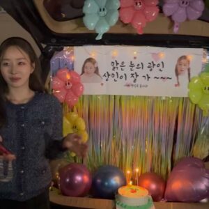 Moon Ye-won Instagram - 오늘은 <삼남매가 용감하게> 마지막 회 방송 날이에요 ❤️

지난 4월 첫 미팅을 시작으로 3월까지 딱 12개월을 상민이와 함께 했습니다
너무 많은 응원과 사랑을 받아서 행복한 날들이였습니다 🥹

도와주시고 응원해주신 모든 분들께 진심으로 감사드립니다 🙏
이 마음 잘 기억하고 간직하며 갚아가겠습니다

저는 또 새로운 모습으로 인사드릴게요 🫶

상민이와 함께 해주신 모든 분들 감사드려요
오늘 마지막 회까지 함께 해주시고, 앞으로 차근차근 밀려있던 사진들 업데이트 해볼게요 !

그리고!!!!!
상민이의 헤메스매, 여러분 덕분에 상민이가 존재했어요 ❤️ 내 맘 알죠?!
막촬 퇴근까지 함께해주신 여러분 곧 다시 만나요 👏👏👏

👗 @ahgongnim @j_hanna_123 @xu.xne 
💇‍♀️ @mimm_boram @mimm_ddo_oing 
💄 @mimm_gg0ny 
😎 @thomas__shin @youngmin1299