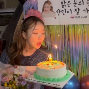 Moon Ye-won Instagram - 오늘은 <삼남매가 용감하게> 마지막 회 방송 날이에요 ❤️

지난 4월 첫 미팅을 시작으로 3월까지 딱 12개월을 상민이와 함께 했습니다
너무 많은 응원과 사랑을 받아서 행복한 날들이였습니다 🥹

도와주시고 응원해주신 모든 분들께 진심으로 감사드립니다 🙏
이 마음 잘 기억하고 간직하며 갚아가겠습니다

저는 또 새로운 모습으로 인사드릴게요 🫶

상민이와 함께 해주신 모든 분들 감사드려요
오늘 마지막 회까지 함께 해주시고, 앞으로 차근차근 밀려있던 사진들 업데이트 해볼게요 !

그리고!!!!!
상민이의 헤메스매, 여러분 덕분에 상민이가 존재했어요 ❤️ 내 맘 알죠?!
막촬 퇴근까지 함께해주신 여러분 곧 다시 만나요 👏👏👏

👗 @ahgongnim @j_hanna_123 @xu.xne 
💇‍♀️ @mimm_boram @mimm_ddo_oing 
💄 @mimm_gg0ny 
😎 @thomas__shin @youngmin1299