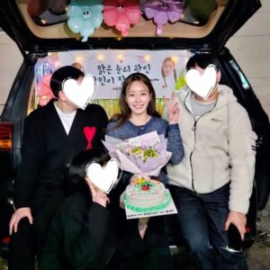 Moon Ye-won Instagram - 오늘은 <삼남매가 용감하게> 마지막 회 방송 날이에요 ❤️

지난 4월 첫 미팅을 시작으로 3월까지 딱 12개월을 상민이와 함께 했습니다
너무 많은 응원과 사랑을 받아서 행복한 날들이였습니다 🥹

도와주시고 응원해주신 모든 분들께 진심으로 감사드립니다 🙏
이 마음 잘 기억하고 간직하며 갚아가겠습니다

저는 또 새로운 모습으로 인사드릴게요 🫶

상민이와 함께 해주신 모든 분들 감사드려요
오늘 마지막 회까지 함께 해주시고, 앞으로 차근차근 밀려있던 사진들 업데이트 해볼게요 !

그리고!!!!!
상민이의 헤메스매, 여러분 덕분에 상민이가 존재했어요 ❤️ 내 맘 알죠?!
막촬 퇴근까지 함께해주신 여러분 곧 다시 만나요 👏👏👏

👗 @ahgongnim @j_hanna_123 @xu.xne 
💇‍♀️ @mimm_boram @mimm_ddo_oing 
💄 @mimm_gg0ny 
😎 @thomas__shin @youngmin1299