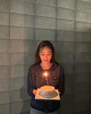 Moon Ye-won Instagram - 오늘은 <삼남매가 용감하게> 마지막 회 방송 날이에요 ❤️

지난 4월 첫 미팅을 시작으로 3월까지 딱 12개월을 상민이와 함께 했습니다
너무 많은 응원과 사랑을 받아서 행복한 날들이였습니다 🥹

도와주시고 응원해주신 모든 분들께 진심으로 감사드립니다 🙏
이 마음 잘 기억하고 간직하며 갚아가겠습니다

저는 또 새로운 모습으로 인사드릴게요 🫶

상민이와 함께 해주신 모든 분들 감사드려요
오늘 마지막 회까지 함께 해주시고, 앞으로 차근차근 밀려있던 사진들 업데이트 해볼게요 !

그리고!!!!!
상민이의 헤메스매, 여러분 덕분에 상민이가 존재했어요 ❤️ 내 맘 알죠?!
막촬 퇴근까지 함께해주신 여러분 곧 다시 만나요 👏👏👏

👗 @ahgongnim @j_hanna_123 @xu.xne 
💇‍♀️ @mimm_boram @mimm_ddo_oing 
💄 @mimm_gg0ny 
😎 @thomas__shin @youngmin1299