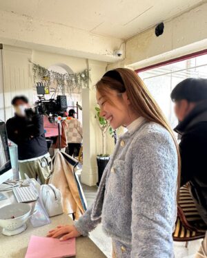 Moon Ye-won Instagram - 사진 찍히는 것을 모를 때 vs 인지할 때
부끄러울수록 야단법석 💃💃💃 흐흐흫 바보

#앨범털이