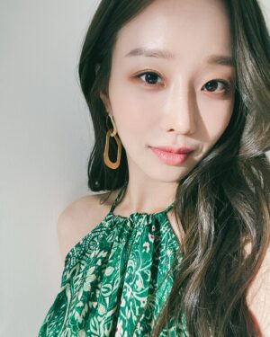 Moon Ye-won Instagram - 오늘 9pm 채널 ENA에서 만나요 ❤️
#얼어죽을연애따위 #사랑의왕국 #안소연

👗 @ahgongnim 
💇‍♀️ @mimm_boram 
💄 @mimm_gg0ny