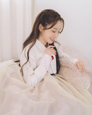 Moon Ye-won Instagram - 새해 복 많이 받으세요 ❤️

🥰 @kimhyesoon_hanbok 
📸 @_jinhwa 
🏡 @hazestudio.kr
👩‍🦰 @mimm_boram 
💄 @mimm_gg0ny