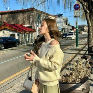 Moon Ye-won Instagram - 예쁜 착장과 예쁜 찍사와 예쁜 헤메

👗 @ahgongnim 
📸 @xu.xne 
💇‍♀️ @mimm_boram 
💄 @mimm_gg0ny