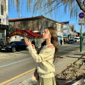 Moon Ye-won Instagram - 예쁜 착장과 예쁜 찍사와 예쁜 헤메

👗 @ahgongnim 
📸 @xu.xne 
💇‍♀️ @mimm_boram 
💄 @mimm_gg0ny