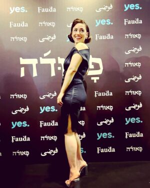 Moran Rosenblatt Instagram - פאודה 4 הגיעה
כיף לנו
כיף לצופים
השמלה הגאומטרית המטריפה של @tamara_salem 
החזירה אותי למאה הקודמת, בעזרת תכשירי איפור ושיער לא מעטים, הבחורה הכשרונית הזאת @iamyarinohayon 
תהנו מהעונה החדשה!!!!
@yestv @yesstudios @liatbensuly @faudaofficial @yitzug_1 @delouyarafi