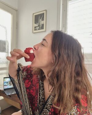 Moran Rosenblatt Instagram - הרבה זמן לא הייתי פה כי אני בהריון כבר כמה חודשים ומסתבר שזה לא דבר פשוט הבריאה הזאת. אז יומולדת שמח לי היום. היה סיוט טרימסטר ראשון תודה שעברת. תודה לתמר שלי שתיעדה רגעים נעימים ונעימים פחות. ותודה לאוכל שהוא קיים. @tamar_lieberson