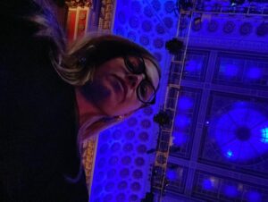Moran Rosenblatt Instagram - I came to New York to take part in a gala event of an organization that I just got to know and I am so so happy that I did. Rabbi Vigler and all of the other amazing people from “Belev Ehad” are doing the job of the angels looking out for injured soldiers. I was honored to take part in this event and meet the people that help them and especially the soldiers. @belevechad @rabbivigler hope I represented #hitandrun and #fauda with respect ♥️