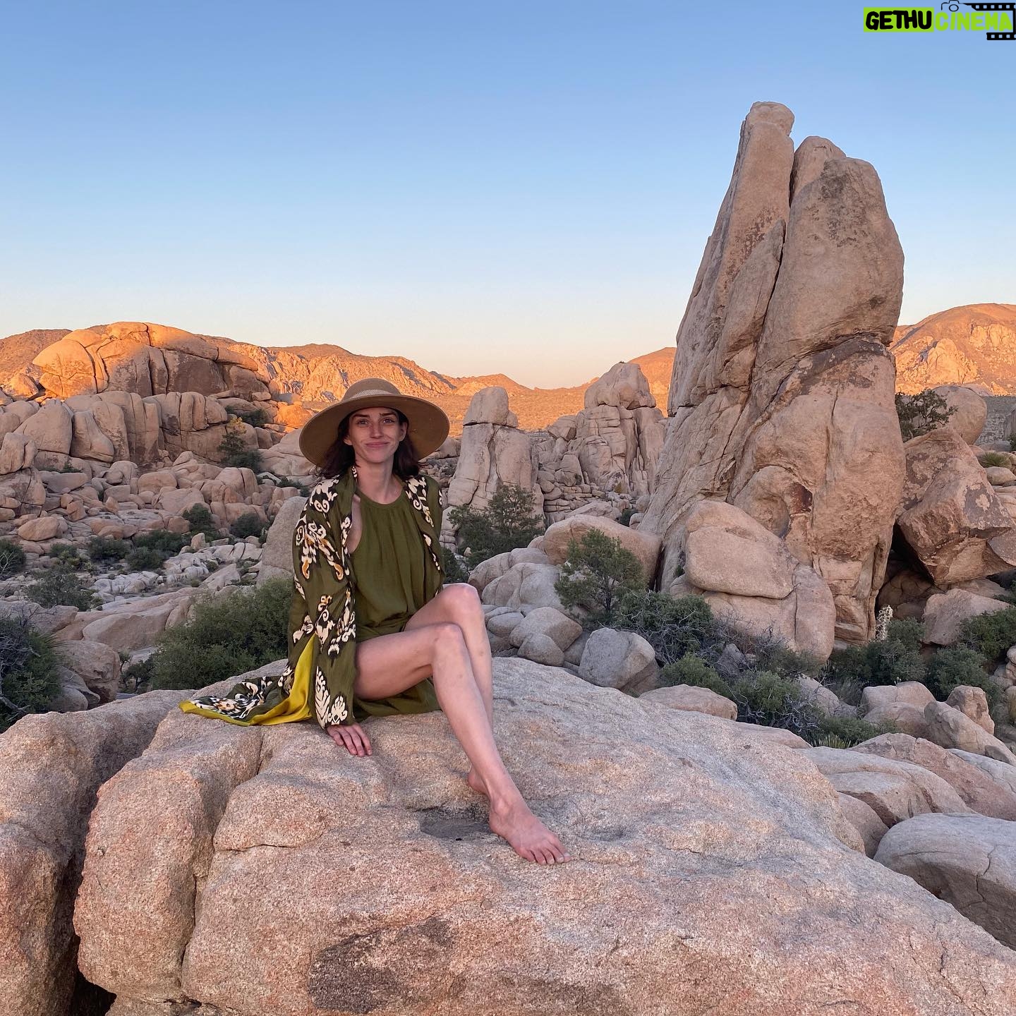Morgan Taylor Campbell - 1.5K Likes - Desert held me in his arms and brought me to ash. Ocean caressed me in hers and took me back to shore. Then Sun poured in photons of new feathers, rooting a fresh sense of sight. Sweet sweet Solstice season everyone.
📸 @feiren & @scottlyster
#summersolstice #biophotons #dna #callingallangels
#schumannresonance #thankyou