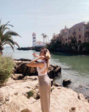 Morgane Enselme Instagram - En train d’essayer de voir si mon célibat se termine bientôt... Apparemment non. // Trying to see if my next boyfriend is arriving soon... Apparently not.