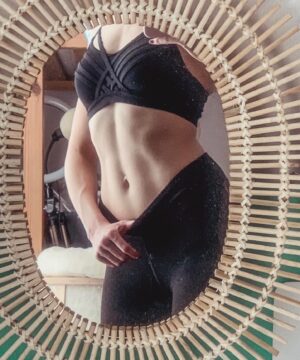 Morgane Enselme Instagram - (English version below) // Quels sont les rituels de confinement qui vous ont aidé à tenir jusqu’ici ? De mon côté, après 6 semaines et demi de crunchs, de planches et de russian twists, une de mes petites victoires est de voir des abdos revenir sur mon petit ventre après deux années de désertion. Quand le confinement a commencé, je me suis promis que je n’allais pas revivre Secret Story, où j’avais perdu toute activité sportive du jour au lendemain et où on ne pouvait pas vraiment faire de sport vu que l’eau chaude était rationnée à 30 min par jour à se partager à 18 (avec 2 douches). Cette fois, de chez moi avec de l’eau chaude non rationnée (✌️), je me suis dit “Ok Morgane, on va faire des petits exercices tous les jours, même si c’est 5-10 minutes”. J’ai commencé le 17 mars et j’ai réussi à tenir un rythme 5-6 séances par semaine, en augmentant l’intensité petit à petit. Ce n’est pas grand chose, mais ces petits abdos me font plaisir parce que je me dis que j’ai au moins réussi ça pendant cette période de folie totale et d’imprévisibilité hardcore. J’ai fait un petit truc qui était en mon pouvoir et qui m’a fait du bien. Parfois, c’est tout ce qu’on peut faire face à une situation qui nous dépasse. Je ne partage pas cette photo pour que vous vous mettiez la pression, mais plus pour dire “Hey, on va y arriver, pas à pas, on va se concentrer sur des petits gestes qui nous apaisent ou nous motivent et on va sortir de ce brouillard”. 💪❤️✨.
.
What are the lockdown rituals who helped you until now ? On my side, after 6,5 weeks of crunches, planks, and Russian twists, one of my small victories is to see abs coming back on my little belly after 2 years of disparition. When the lockdown started, I told myself “Ok morgane, we’re going to do small exercises every day, even if it’s only 5-10 mins”. It’s not a huge thing, but these little abs comfort me because I tell myself that at least, I accomplished this during this period of complete craziness and hardcore unpredictability. I did a small thing who was in my power and made me feel better. Sometimes, it’s all we can do in front of a situation who overtakes us. 💪❤️✨