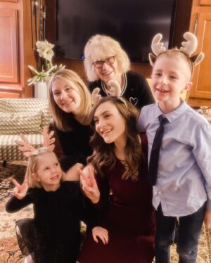Morgane Enselme Instagram - (English version below) Joyeux Noël depuis Thionville, alias le grand Est de la France. 😄🎄❤️✨J’espère que vous passez de bonnes fêtes. De mon côté, je me gave de chocolats et des bons petits plats de ma mamie, j’apprends la vie de tata, et j’essaie de faire en sorte que mon chat ne vole pas les petites saucisses de l’apéro mais sur ce dernier point, j’ai échoué. 🙈 Je ferai mieux l’année prochaine. 😁 Joyeuses fêtes 😘
.
.
Merry Christmas from Thionville, as known as the great East of France. 😄🎄❤️✨. I hope you’re having some great holidays. On my side, I’m binging on chocolates and on my grandma’s dishes, learning to be an auntie, and trying to make sure my cat doesn’t steal the sausages of the appetizers. On this last point, I failed. 🙈 I’ll do better next year 😁 Happy Holidays 😘
.
.
#Noel #Christmas #JoyeuxNoel #ArretezDePousserLesDessertsVersMoi