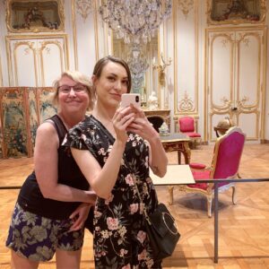 Morgane Enselme Instagram - Joyeuse fête des mères ❤️Merci pour tout maman d’amour. Toi qui a créé un compte insta pour suivre toutes mes aventures 😂😘 Merci d’avoir traversé l’océan pour venir jusqu’à moi 🙏 Merci pour ces deux semaines en airbnb juste toutes les deux. Pour le café le matin, les calins, les restos, les bisous, les affaires ramenées à dos de maman, les visites, la patience, le soutien, les gros calins, les rires, les blagues et les marches main dans la main. 🙏❤️💕 Oú que je sois dans le monde, je sens ton soutien avec moi et il me suffit de penser à toi pour me sentir aimée. À travers le temps et l’espace, je t’aime et j’apprends la vie à tes côtés. ❤️
.
.
.
🇺🇸 Happy mother’s day ❤️ Thank you for everything mom. Thank you for crossing the ocean to come to me 🙏 Thank you for these 2 weeks of airbnb just the two of us. For the coffee in the morning, the hugs, the restaurants, the kisses, the visits, the patience, the support, the super hugs, the laughs, the jokes, and the walks holding hands. 🙏❤️💕 Wherever I am in the world, I feel your support with me and I just need to think about you to feel loved. Through time and space, I love you and I learn life by your side. ❤️