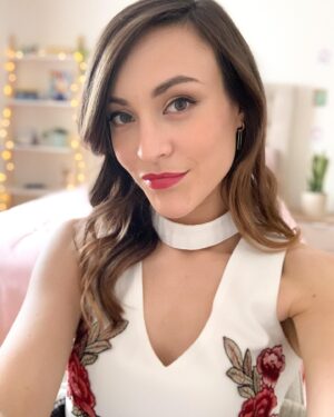 Morgane Enselme Instagram - Moi en selfie VS La vraie moi dans ma chambre quelques minutes après, épuisée par mes photos // Me in a selfie VS the real me in my room a few minutes after, exhausted by my pictures.
