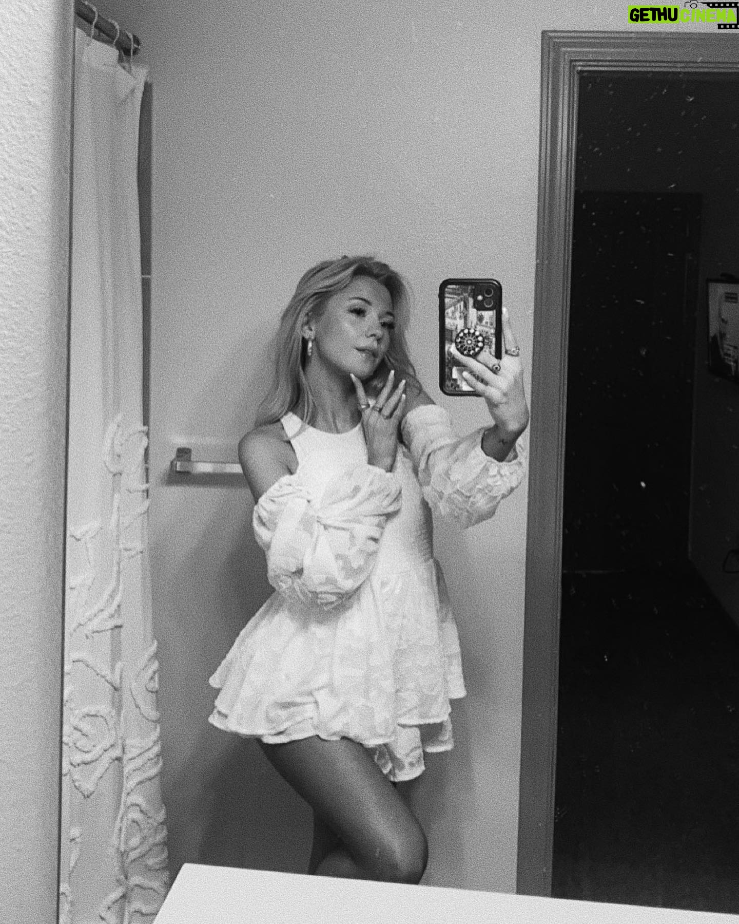Moriah Brooklyn - 1.8K Likes - ⛆ ☔︎︎ 🀨 !!!! i love thunderstorms (btw)