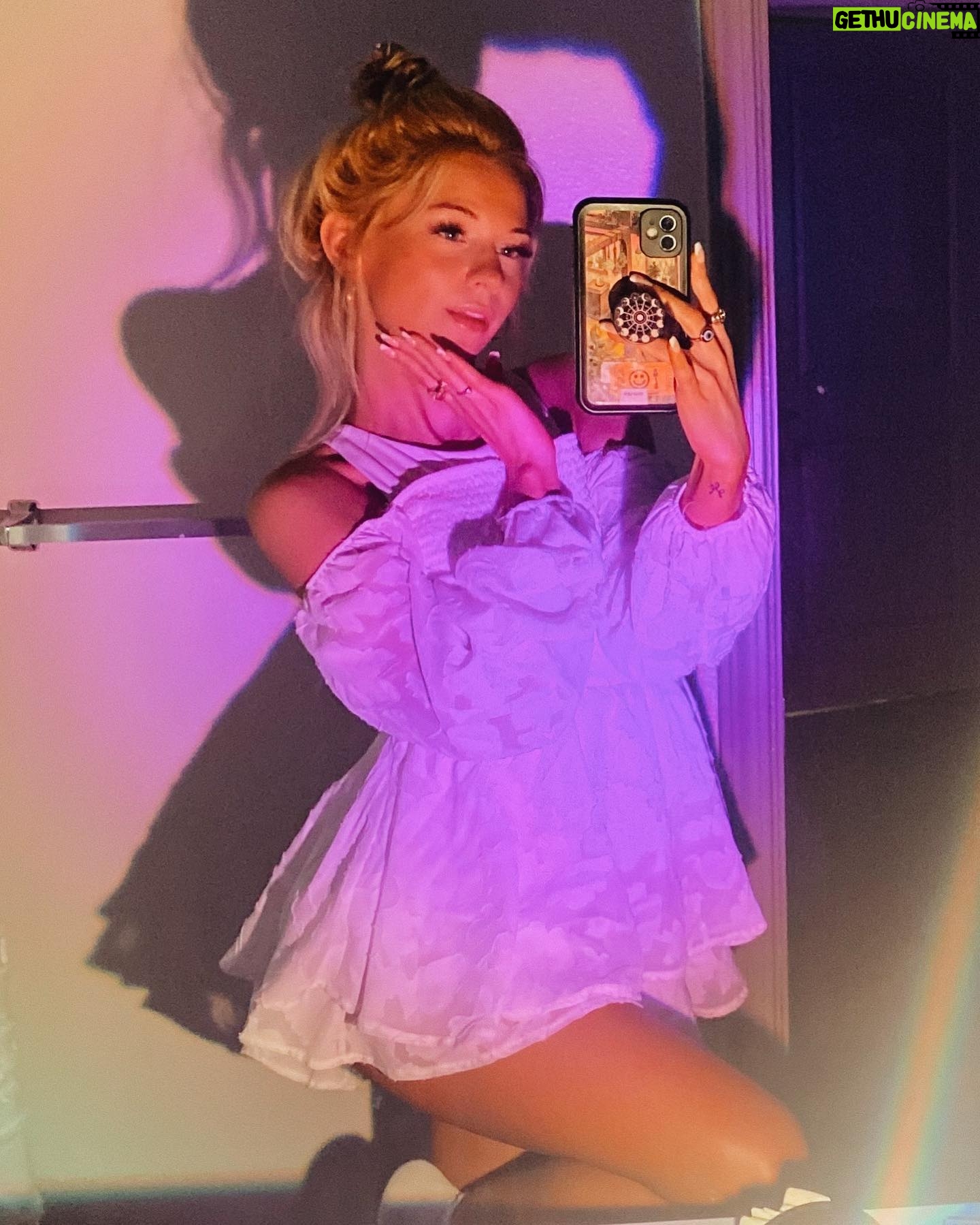 Moriah Brooklyn - 1.8K Likes - ⛆ ☔︎︎ 🀨 !!!! i love thunderstorms (btw)