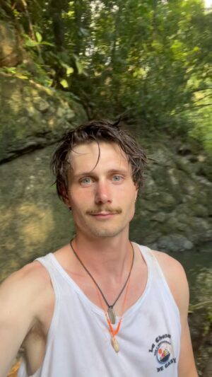 Moritz Jahn Instagram - Eine Antwort. Keine Frage. Ich wünsch mir einfach, dass du glücklich bist. 🌞✨🌝

#deins #moritzjahn 🥀