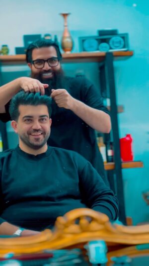 Morteza Rahdani Instagram - همیشه آخرش با خنده تموم میشه ، حال دلتون خوب 🔥🥳

.
.
.
#مرتضی_راهدان #استایل_مو #کلاسیک #barbershop #classic #style #hairestyle 

کلاسیک پسند کیارو داریم اینجا 🔥😍