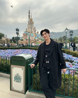 Mos Panuwat Sopradit Instagram - ขอบคุณ “พี่ซัน” ที่ทำให้ผมได้พาแบงค์กี้ไปเที่ยว Disneyland

#sunsetxvibesep3
