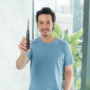 Moses Chan Instagram - 好多朋友話理想嘅Mo式生活，就係一早起身嘆杯最靚嘅咖啡，再去迎接一整日嘅challenge～
但其實嘆杯靚咖啡之餘，同時擁有一排乾淨潔白嘅牙齒，令自己保持最佳狀態，先係我真正追求嘅理想生活！
呢支No.1嘅AI牙刷，就係令我時刻都可以成為 No.1 好爸爸同好老公嘅秘密武器！
👉講緊嘅係#PhilipsSonicareAI牙刷 ，佢獨有嘅個人化SenseIQ 科技，可以即時感應刷牙力度，太大力個陣仲識自動調節力度，唔怕刷傷牙齒同牙齦；再配備All-in-One多功能刷頭，一個刷頭就可以做晒潔齒、護齦、美白、除牙菌膜所有功效！
配合埋AI智能App嘅實時刷牙指導，提醒每個位置嘅清潔時間、刷牙力度、漏刷位置，2 分鐘就幫到我ready 最佳狀態，成為Best of the Best！

@Philipshk #PhilipsSonicare #電動牙刷 #No1聲波震動牙刷品牌
