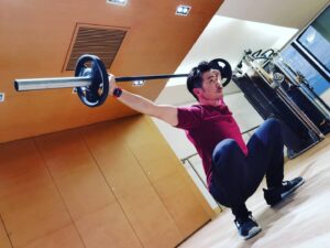 Moses Chan Instagram - 過了一個星期的 #為健康行多幾步 挑戰，發現原來平均每日9000步都不是一件難事，尤其三個小朋友都非常活潑，在家跟他們一起做運動，不經不覺他們比我還期待這個挑戰！

在家原地跑、不同的健身跳躍動作，一步步就達到了目標，你又做了甚麼運動去完成挑戰呢？

只要你投保指定滙豐保險產品，再通過HSBC HK App 參加滙豐保險Well ，24個月內每日平均行9000步，就可以賺到#AppleWatch Series 6。

記得跟三位朋友互相提醒，堅持完成挑戰，繼續 #MakeEveryDayCount 。

了解更多滙豐保險Well 
www.hsbc.com.hk/wellplus/

#滙豐保險特約 #HSBCLife #9000steps #承諾之後才是承諾開始