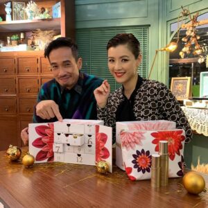 Moses Chan Instagram - 今日同太太一齊出席CLARINS「法式草本館」的開幕亮燈活動,提早感受節日氣氛! 
#ClarinsHerbarium #XmasGift #AdventCalendar #ClarinsHK