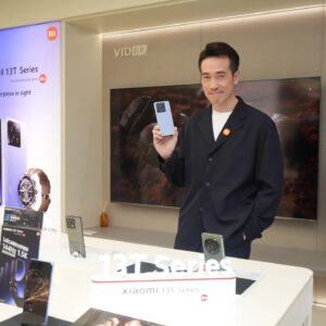 Moses Chan Instagram - 小米喺旺角創興廣場嘅旗艦店今日重新開幕！感謝小米邀請，等我可以同大家一齊見證呢個興奮嘅時刻！

今日係全新手機Xiaomi 13T Series首日開賣嘅日子，我當然
要使用Xiaomi 13T Pro 嘅人像鏡頭Leica 35mm同Cyberdog 2 係photo booth度影下相喇。

為慶祝店鋪重新開幕，大量手機及家電產品提供優惠酬賓，
低至46折，大家快d 黎小米購買心水產品啦！

@xiaomi.hk
#XiaomiHongKong #小米之家創興廣場店
#小米旺角旗艦店 #Xiaomi13T #MasterpieceInSight