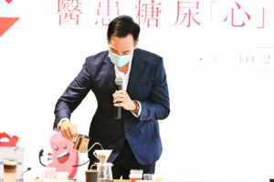 Moses Chan Instagram - 我好開心今日以「守護心腎大使」的身份，出席由「康心摯友」與病人組織「關心您的心」一同舉辦的「醫患糖尿『心』度Coffee Talk」醫生病人活動，可以與一眾醫生同病友，一齊沖調由我親自為關注糖尿、心臟和腎臟健康人士設計的「有心」及「健胰」咖啡特調，在笑聲同咖啡香氣下渡過一個輕鬆周日。
 
作為「守護心腎大使」，我知道糖尿病會增加患上心腎併發症的機會，故此為了鼓勵大家關注糖尿病及心腎健康，由11月8 日大家於「康心摯友」網站(https://bit.ly/moses_coffee) 登記參加免費心腎健康測試，便可獲得換領券兩張，每張換領券可到Blooms Coffee位於尖沙咀K11及觀塘apm的專門店，免費換取期間限定的「有心」或「健胰」咖啡特調乙杯。名額有限，送完即止。希望大家在享受咖啡時，也要關注身體健康！