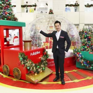 Moses Chan Instagram - 聖誕節又係Shopping同掃貨嘅好時機🛍️🛒！嚟 @大埔超級城嘅「冬日開心感謝月」可以用低至HK$1換潮流家電， 包括日式氣炸鍋、無線藍芽耳機，仲有最新iPhone 12 Pro📱！嚟緊12月17號，The Point by SHKP會員用200積分換領「預留證」，再加指定消費同低至HK$1️⃣優惠價，就可以帶呢啲潮流產品返屋企啦！
 
除咗買野，仲可以係「聖誕老人玩具Factory」裝飾打個卡📸，呢度有12呎高嘅聖誕樹、超巨型夢幻水晶球同聖誕扭蛋小火車，過嚟同 聖誕老人同玩具機械人say個hi啦🎄🎅🏻
 
#大埔超級城 #taipomegamall  #聖誕老人玩具Factory  #冬日開心感謝月 #聖誕禮物#TPMM #merrychristmas