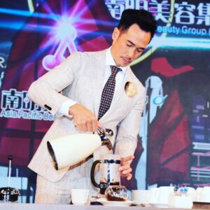 Moses Chan Instagram - 前陣子在商業活動上遇見久沒見面的老朋友[黃德斌] @kennywong8384
**outfit**
@suitsupply **Style by**
@pipa.creative 
#PIPAstyling