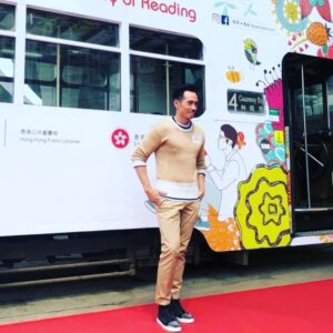 Moses Chan Instagram - 昨日我好開心參加咗香港公共圖書館外展親子閱讀活動「走讀香港公共交通工具系列」嘅啟航儀式。我每日都會同囝囝囡囡講故事，因為我認為培養佢哋閱讀嘅習慣好重要。今日活動喺叮叮上舉行，嚟緊仲有三場走讀活動會喺其他交通工具上進行，相信一樣咁好玩。@readingisjoyful

#走讀香港 #喜閱飛越 #共享喜閲新時代 #香港公共圖書館